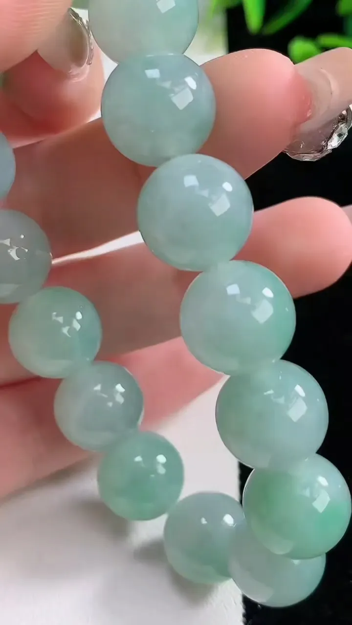 天然A货翡翠圆珠手串，尺寸12.6-16颗，重:56.07g12月21日
工厂直销收藏佳品,种好水足，色泽均匀，有种有色，上手高大气！