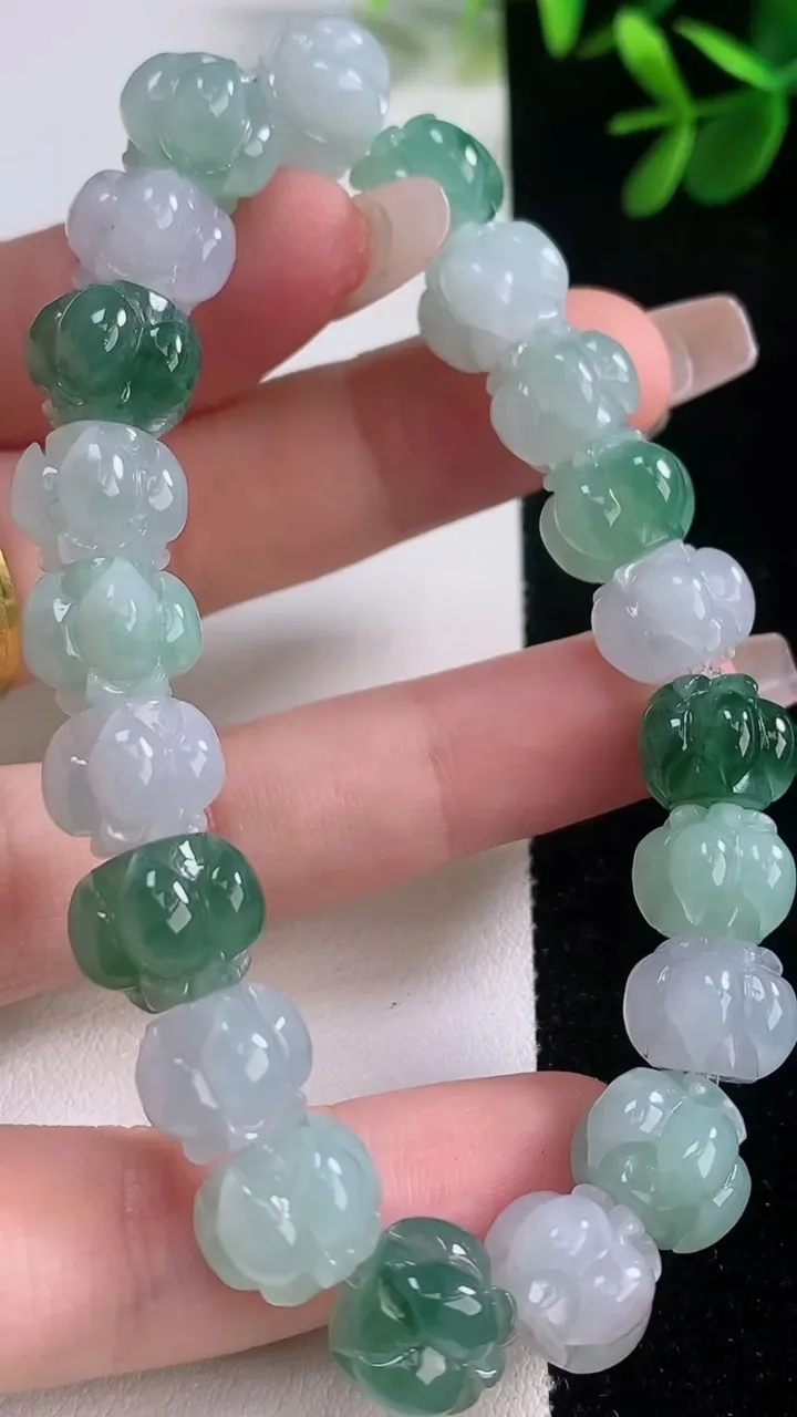 天然A货翡翠莲花手串，尺寸11-9，重量:38.17g12月21日
工厂直销收藏佳品,种好水足，色泽