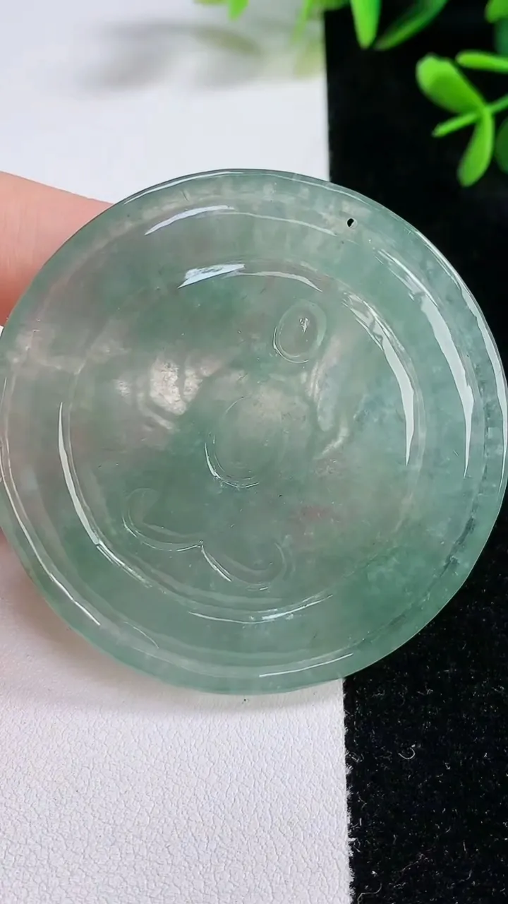 天然A货翡翠千手观音吊坠，尺寸55.1-5.4，重:38.87g
12月21日