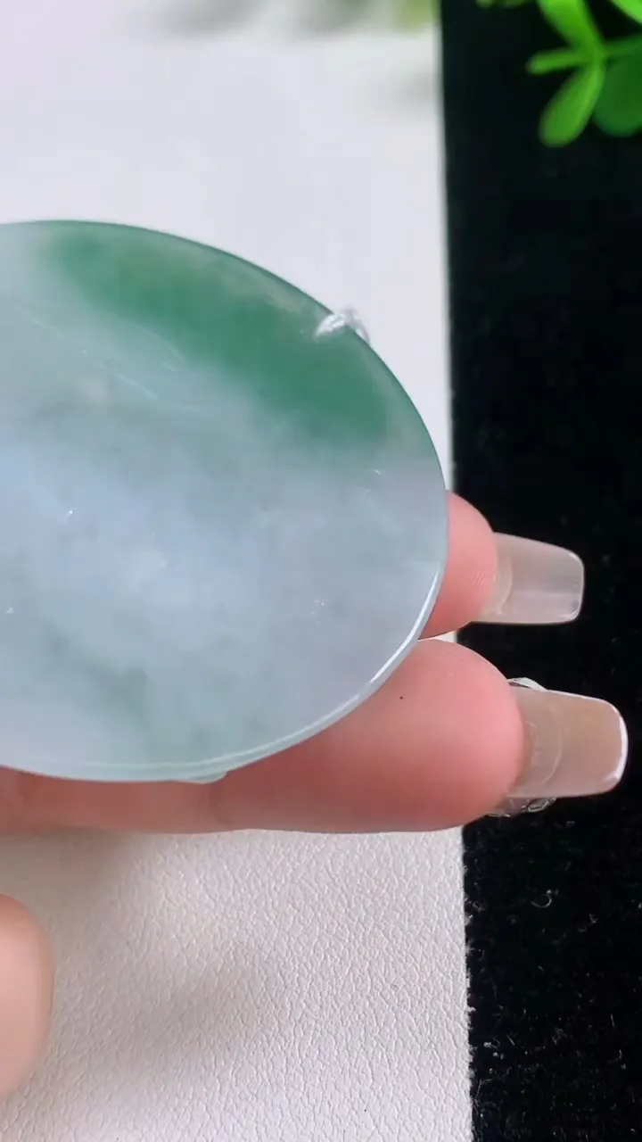 天然A货翡翠生肖兔吊坠，尺寸51.2-5.6，重量:30.66g
12月21日