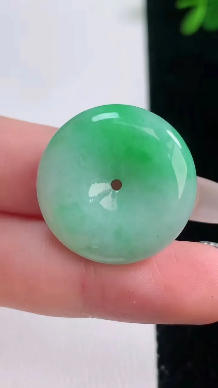 天然A货翡翠平安扣吊坠，尺寸24.5-6，重量:7.70g
12月21日