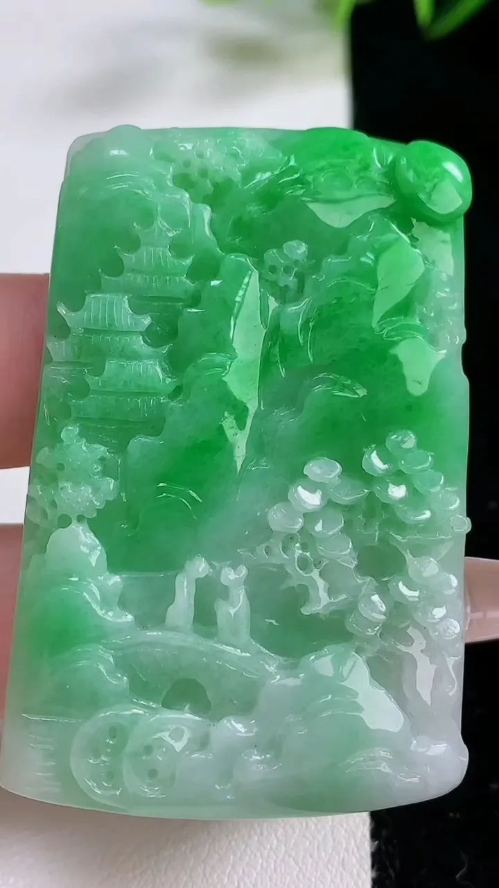 天然A货翡翠山水牌吊坠，尺寸53-36-5，重:28.34g
12月22日