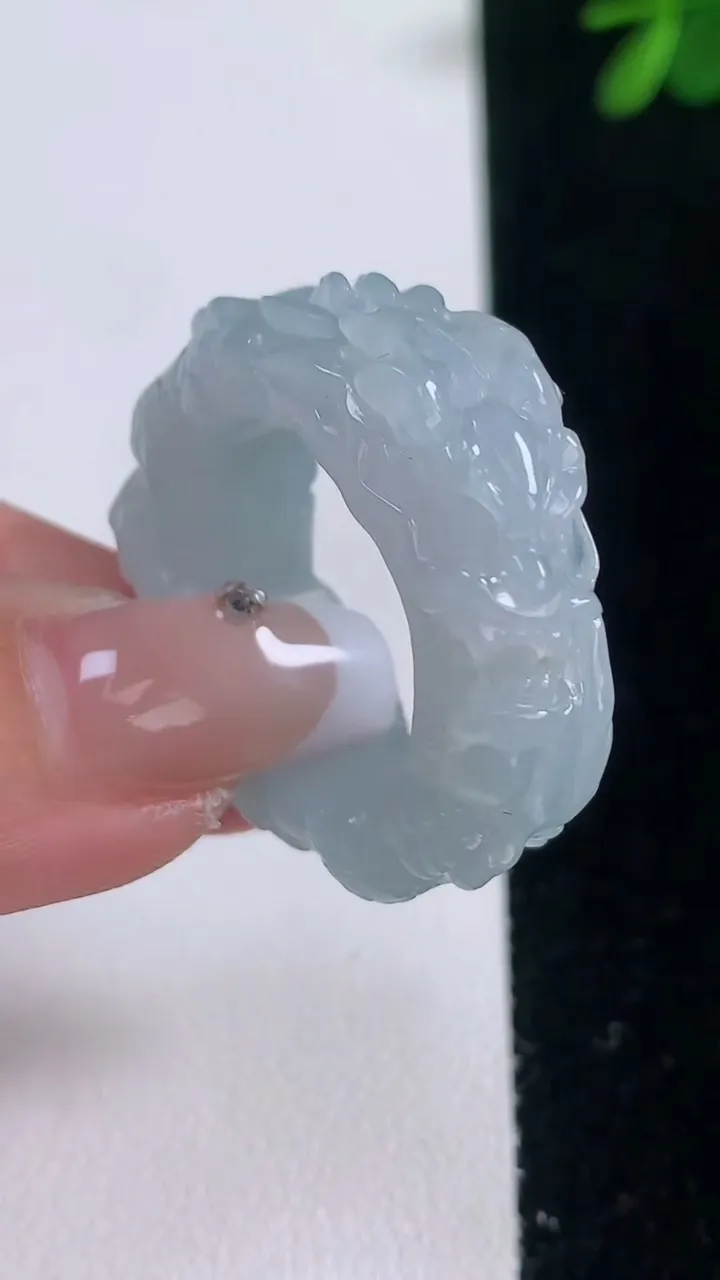 天然A货翡翠祥龙指环扳指，尺寸21-10.2-5.5，重量:13.17g2025年12月21日
工厂直销收藏佳品,种好水足，色泽均匀，有种有色，上手高大气！