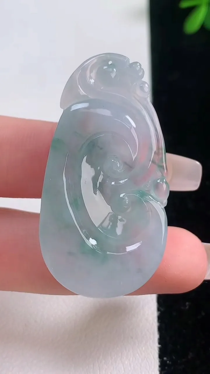 天然A货翡翠冰种飘花如意吊坠，尺寸44.7-23.6-7，重量:10.96g
12月21日