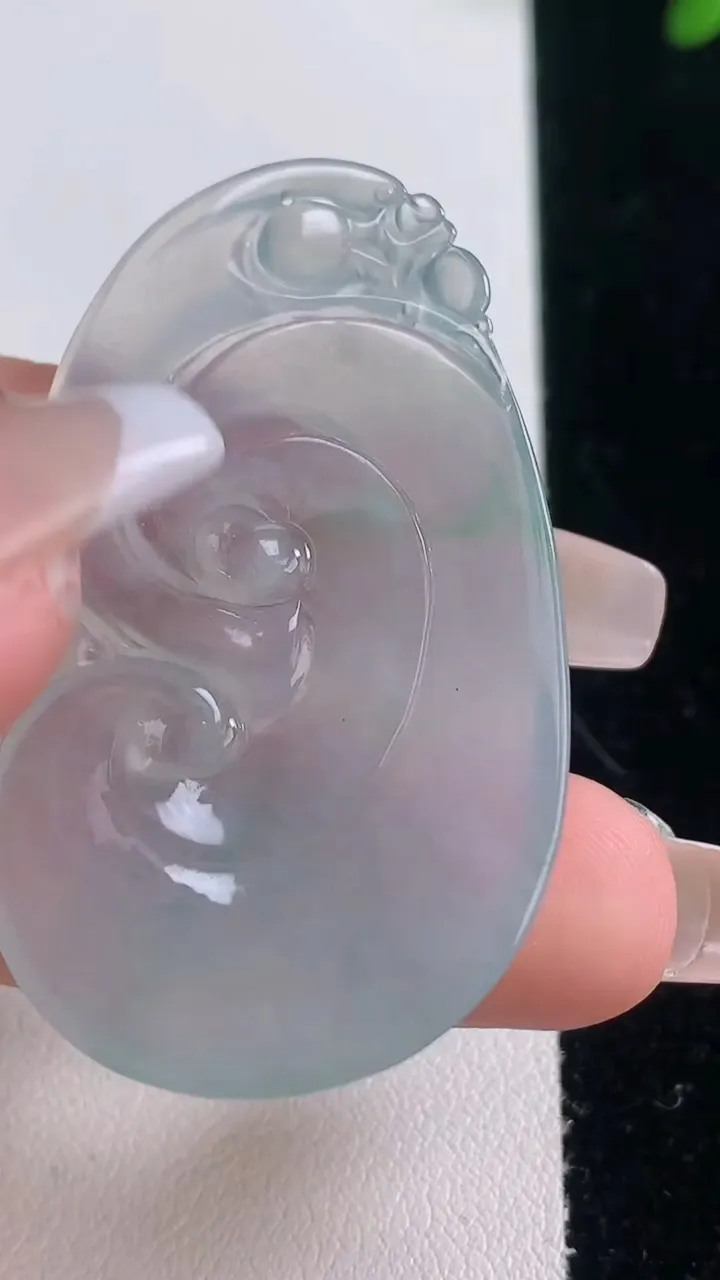 天然A货翡翠如意吊坠，尺寸48.6-29-4.6，重量:9.90g
12月21日