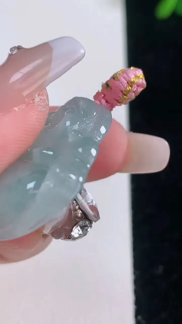 天然A货翡翠冰种飘花佛公吊坠，尺寸29-31.4-6，重量:8.26g
12月21日