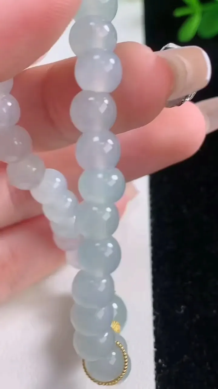 天然A货翡翠飘花圆珠手串，尺寸7.3-5.8-10.5-30颗，重量:20.20g12月21日
工厂直销收藏佳品,种好水足，色泽均匀，有种有色，上手高大气！