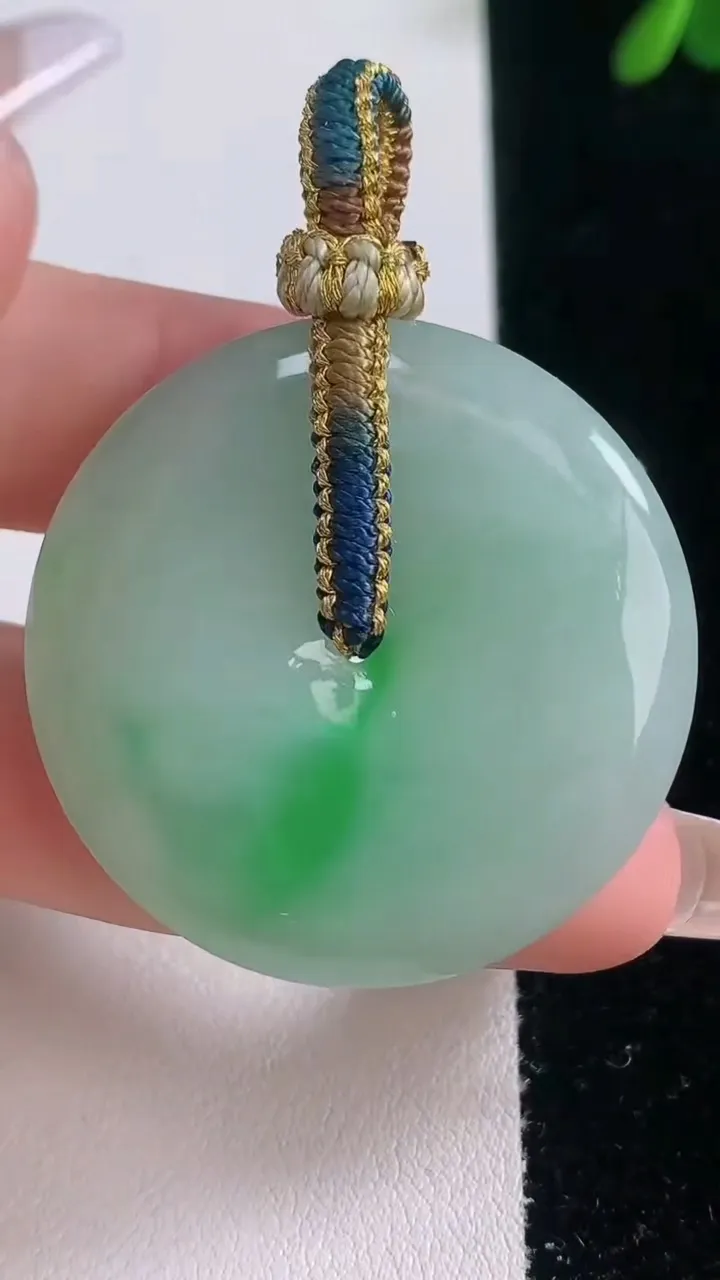 天然A货翡翠平安扣吊坠，尺寸37.7-5.4，重量:17.43g
12月21日