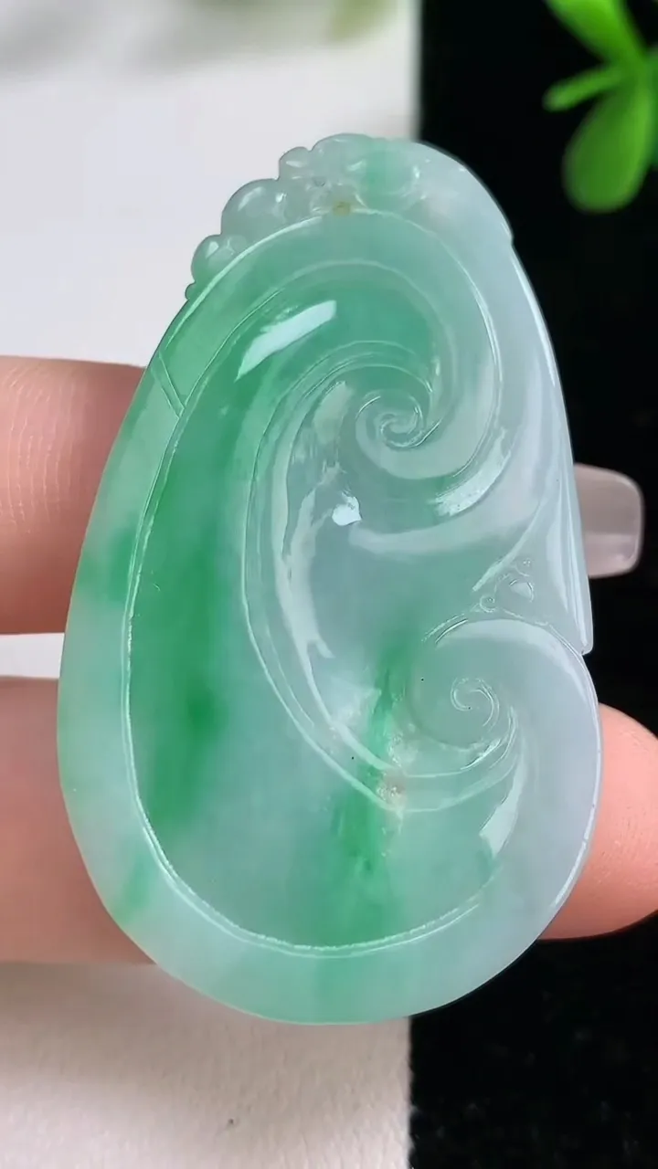 天然A货翡翠如意吊坠，尺寸48.8-28.5-4.2，重:12.42g
12月21日