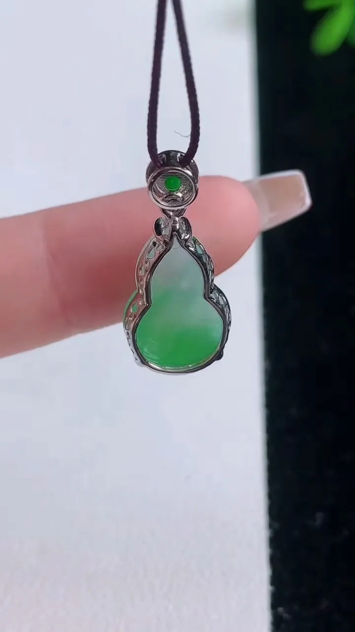 天然A货翡翠葫芦吊坠，尺寸15.8-10.4-6.8，重量:1.93g
12月21日