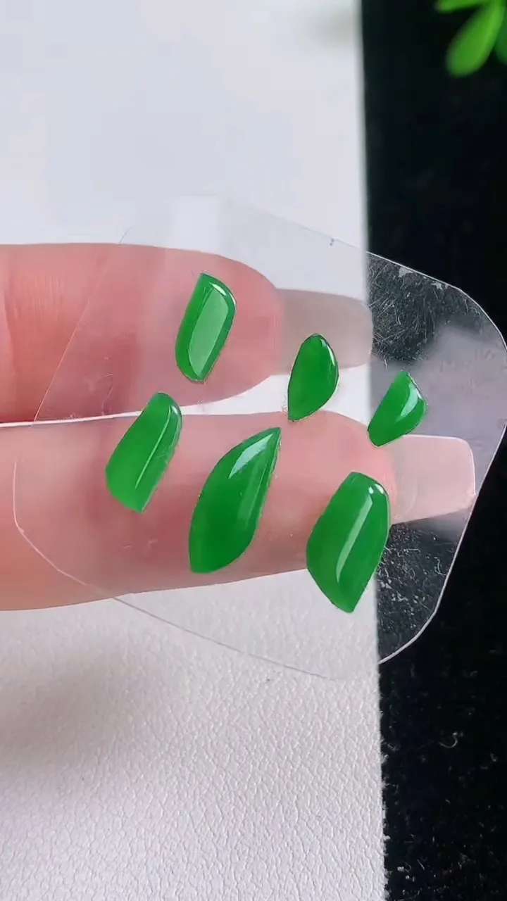 天然A货翡翠随形镶嵌件一手，尺寸13.3-5-1.9，重量:1.24g
12月21日