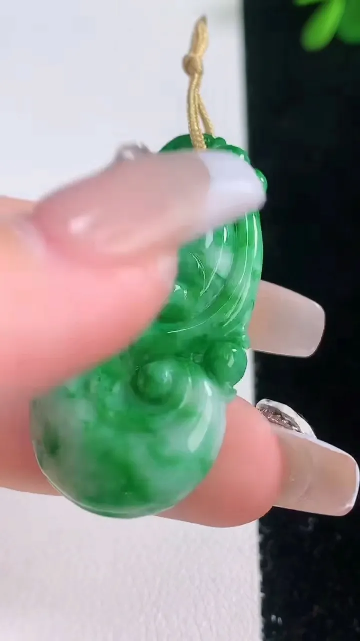 天然A货翡翠如意吊坠，尺寸40-20.5-5.6，重量:8.45g
12月21日