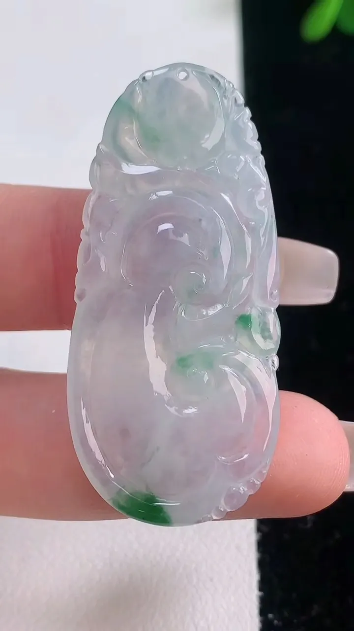 天然A货翡翠冰种飘花如意吊坠，尺寸46-21-3.9，重量:7.79g
12月21日