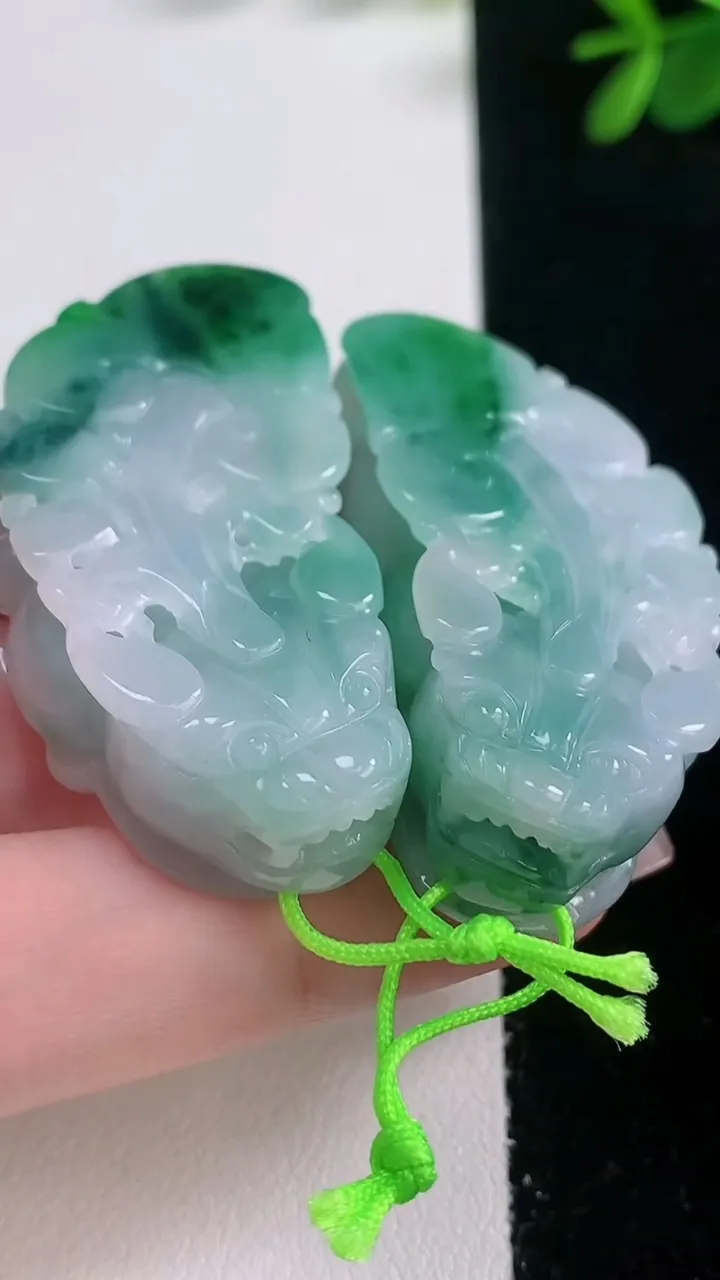 天然A货翡翠貔貅吊坠一对，尺寸48.2-20.5-12.4，重量:63.01g
12月21日