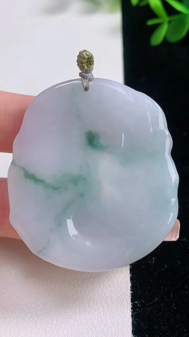 天然A货翡翠飘花文殊菩萨吊坠，尺寸49.8-43.8-5.5，重量:25.11g
12月21日