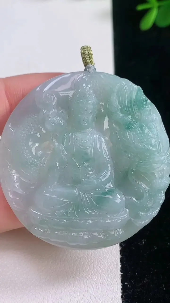 天然A货翡翠飘花祥龙大势至菩萨吊坠，尺寸47.8-46.4-6.7，重量:29.22g
12月21日