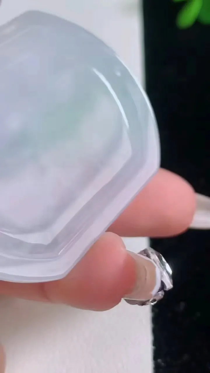 天然A货翡翠生肖马吊坠，尺寸48.3-41.5-4.8，重量:21.62g
12月21日