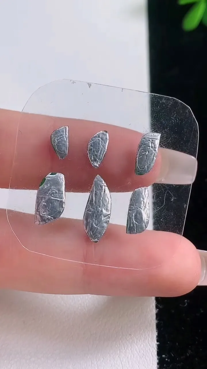 天然A货翡翠随形镶嵌件一手，尺寸13.3-5-1.9，重量:1.24g
12月21日