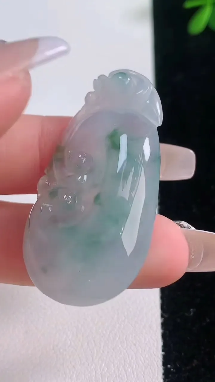 天然A货翡翠冰种飘花如意吊坠，尺寸44.7-23.6-7，重量:10.96g
12月21日