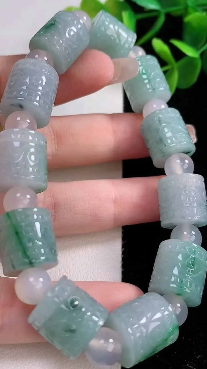 天然A货翡翠飘花路路通手串，尺寸12.8-12.6，重:61.86g12月21日
工厂直销收藏佳品,种好水足，色泽均匀，有种有色，上手高大气！