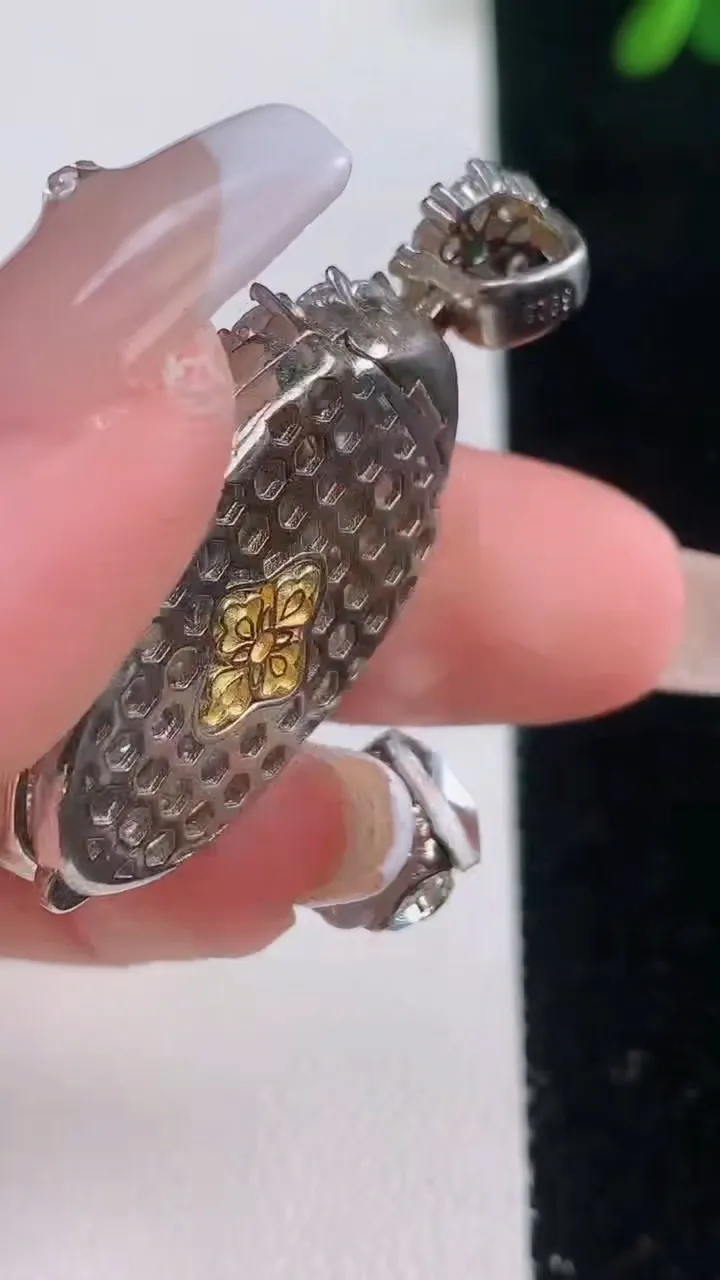 天然A货翡翠金枝玉叶 叶子吊坠，尺寸40.6-18.6-10.3，裸石20.8-14.3重量:11.68g
12月21日