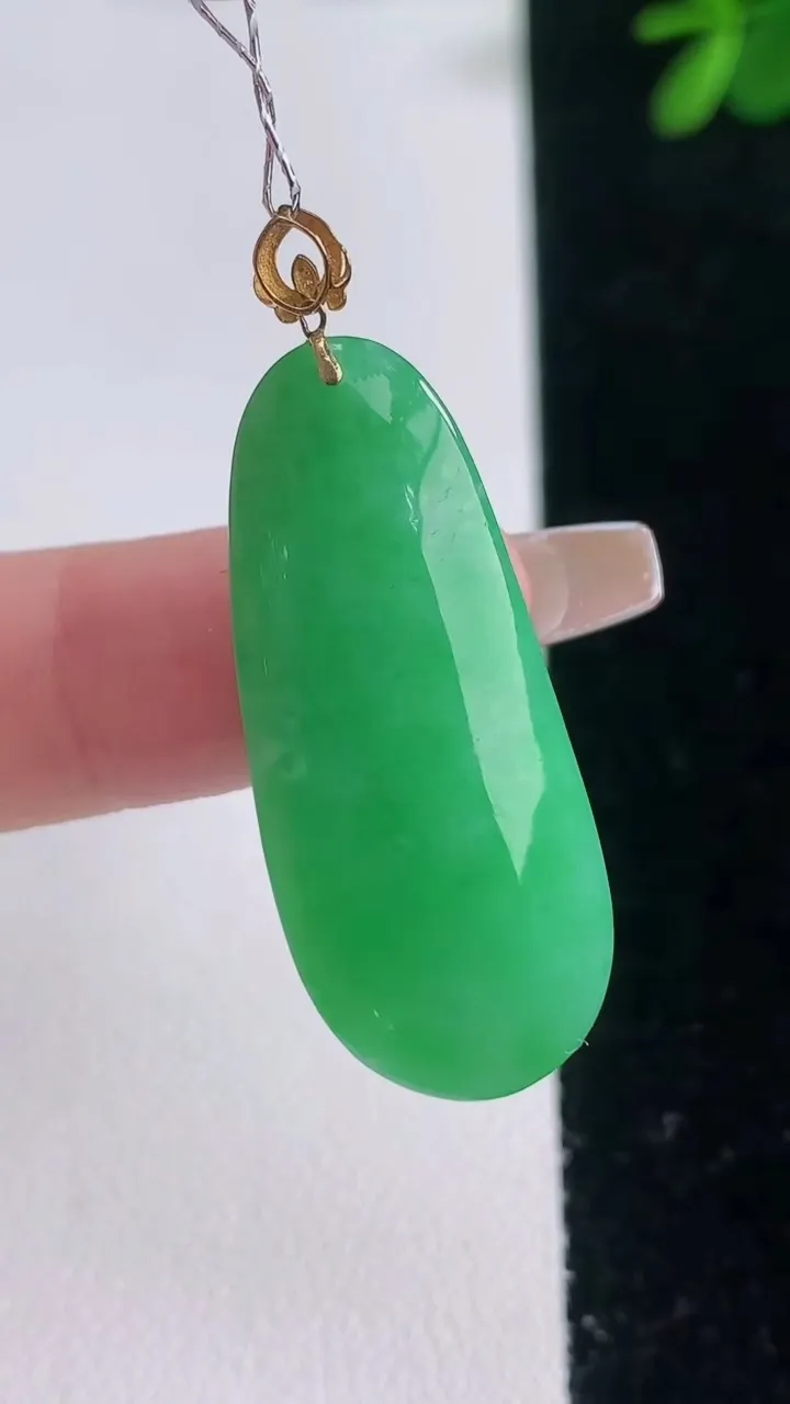 天然A货翡翠福瓜吊坠，尺寸34.4-14.4-6.9，重量:6.43g
12月21日