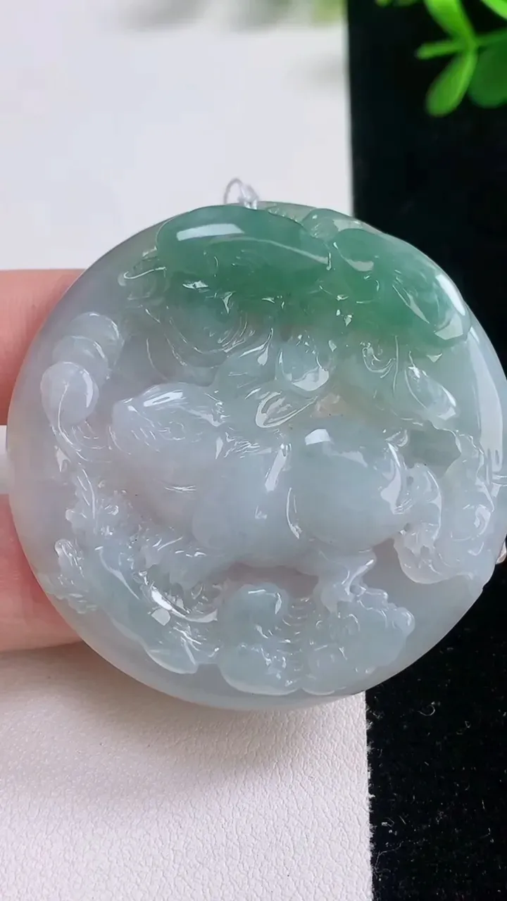 天然A货翡翠生肖兔吊坠，尺寸51.2-5.6，重量:30.66g
12月21日