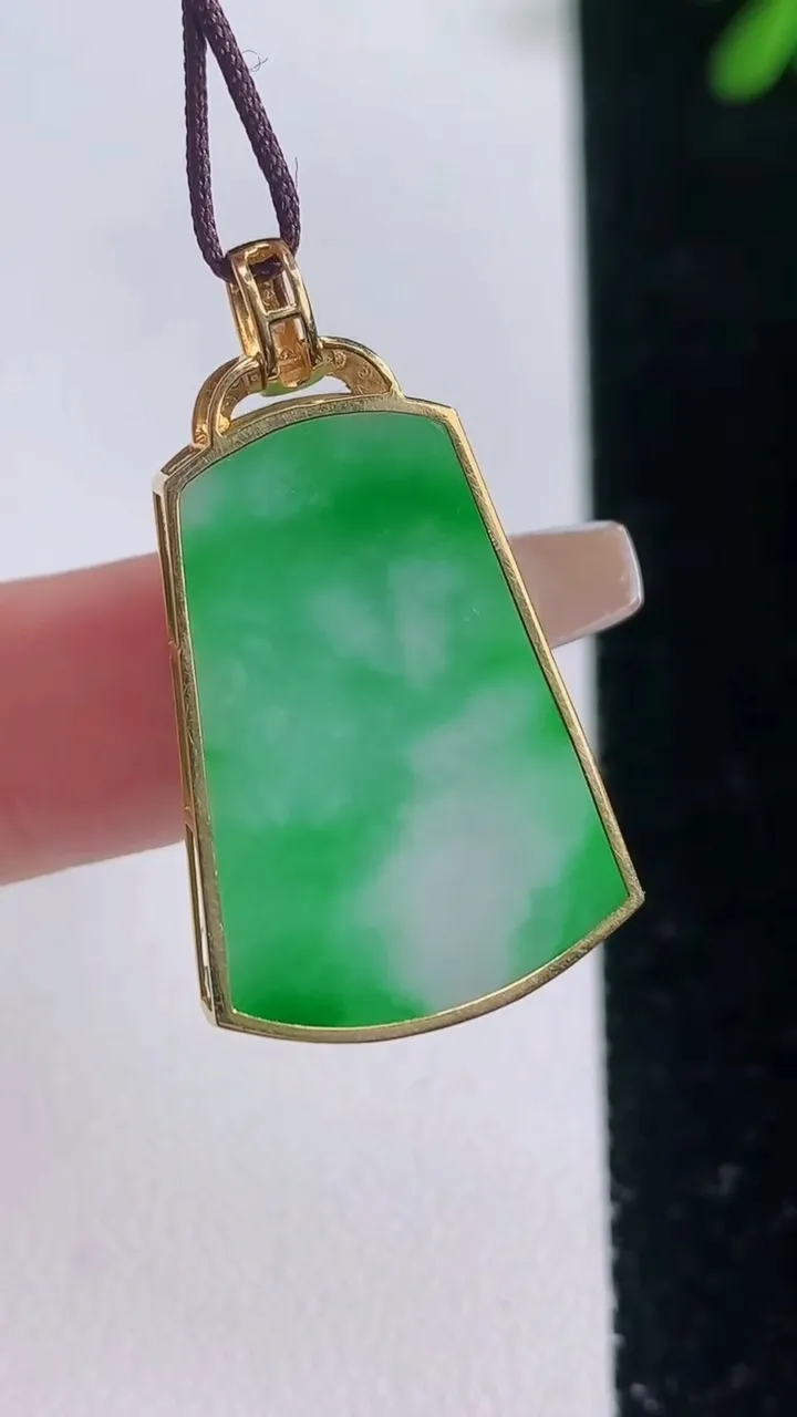 天然A货翡翠无事牌吊坠，尺寸26-18.6-3.8，重量:5.71g
12月21日