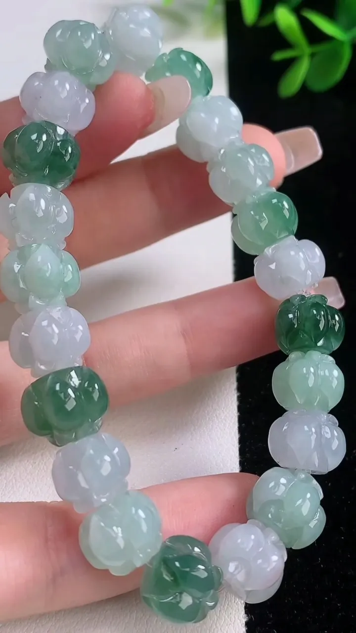 天然A货翡翠莲花手串，尺寸11-9，重量:38.17g12月21日
工厂直销收藏佳品,种好水足，色泽均匀，有种有色，上手高大气！