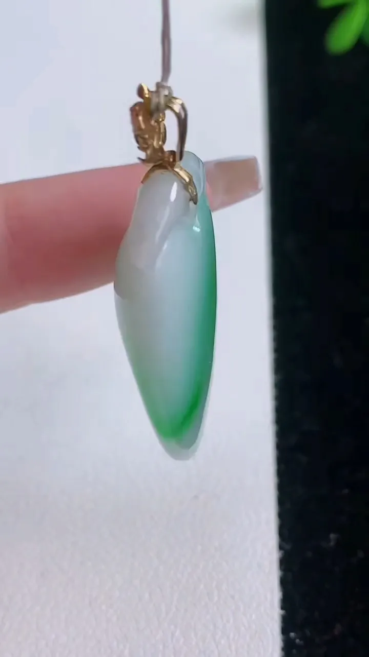天然A货翡翠寿桃吊坠，尺寸35.8-21-8.8，重量:10.62g
12月21日