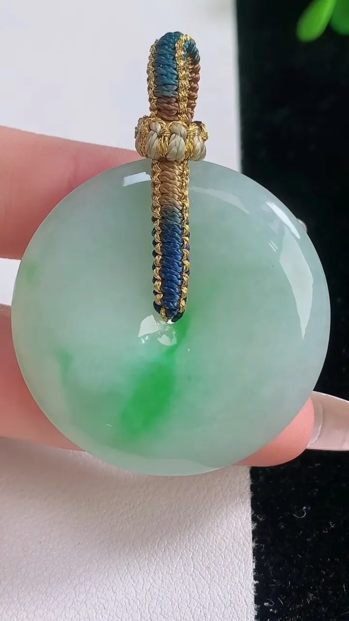 天然A货翡翠平安扣吊坠，尺寸37.7-5.4，重量:17.43g
12月21日