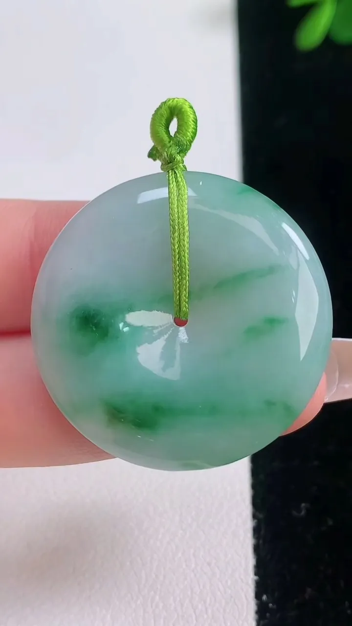 天然A货翡翠平安扣吊坠，尺寸31.8-5.9，重量:12.38g
12月21日