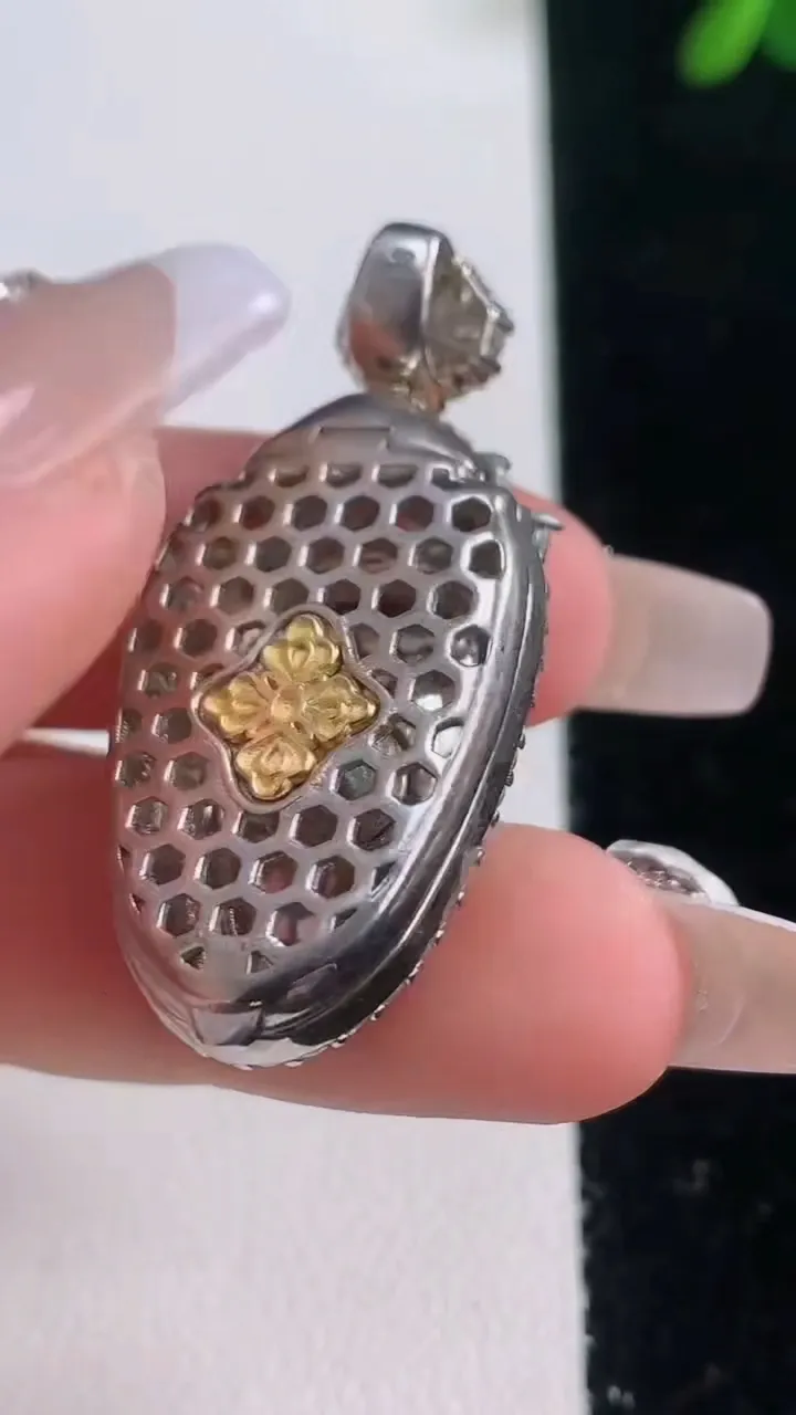 天然A货翡翠金枝玉叶 叶子吊坠，尺寸40.6-18.6-10.3，裸石20.8-14.3重量:11.68g
12月21日