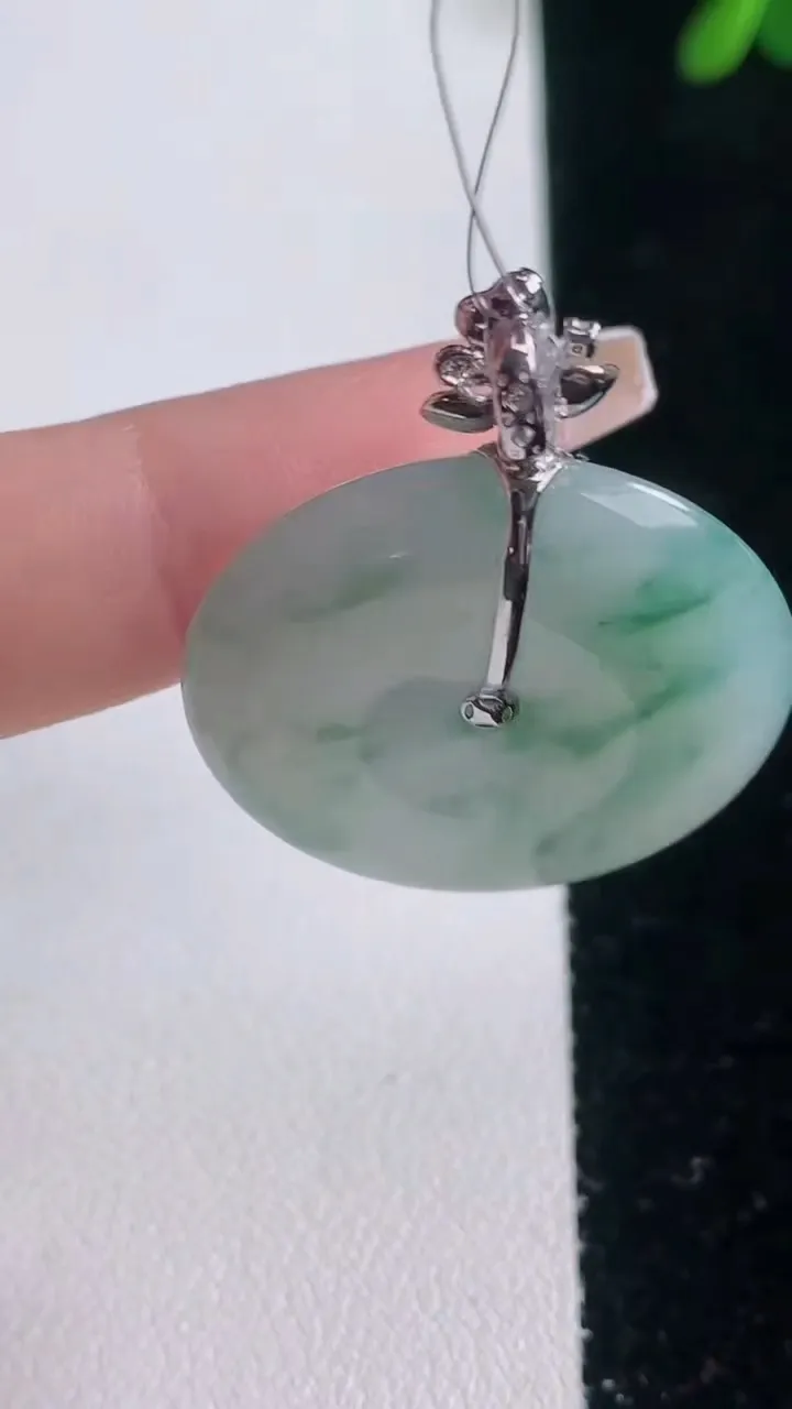 天然A货翡翠种飘花平安扣吊坠，尺寸27.8-5.4，重量:9.54g
12月21日