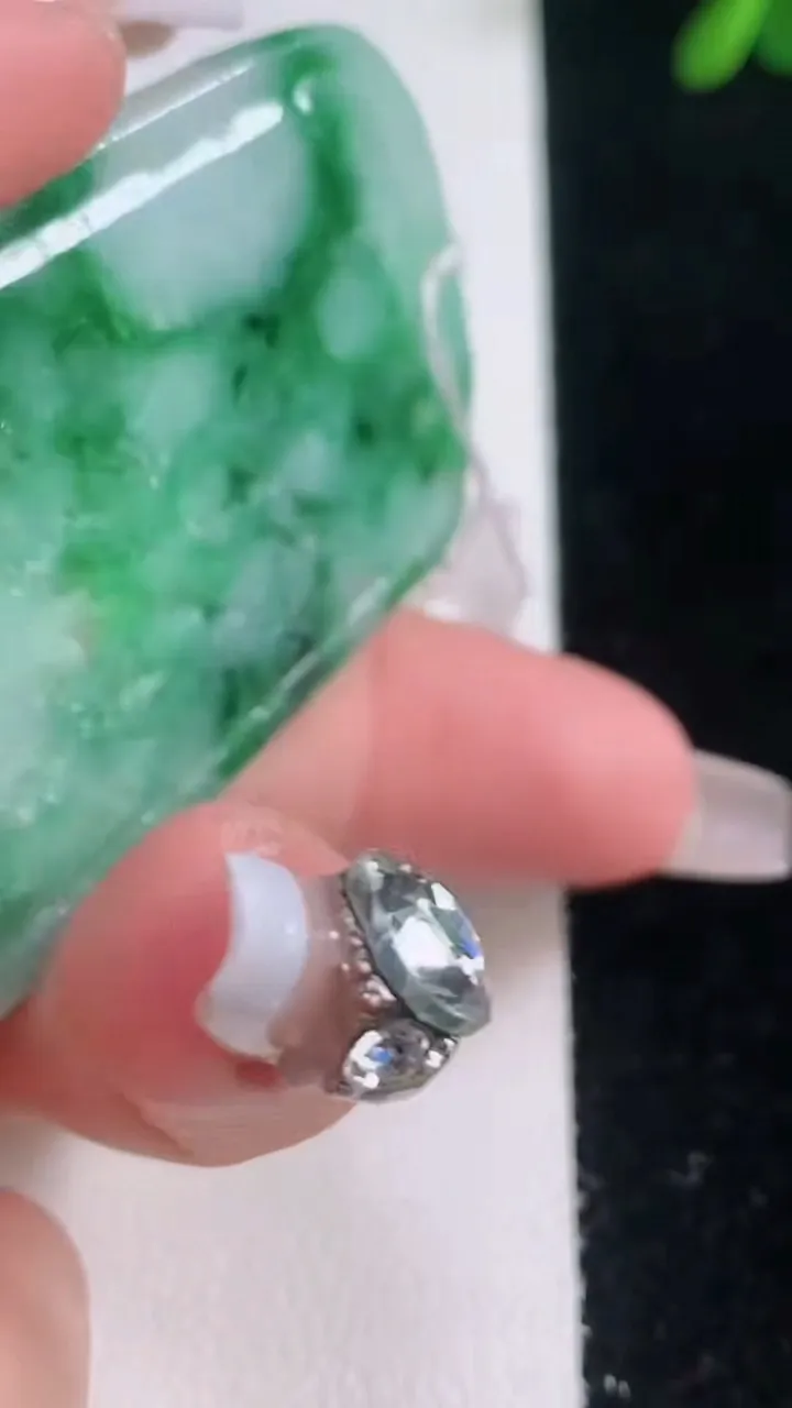 天然A货翡翠山水牌吊坠，尺寸57.2-36-6，重量:29.69g
12月21日