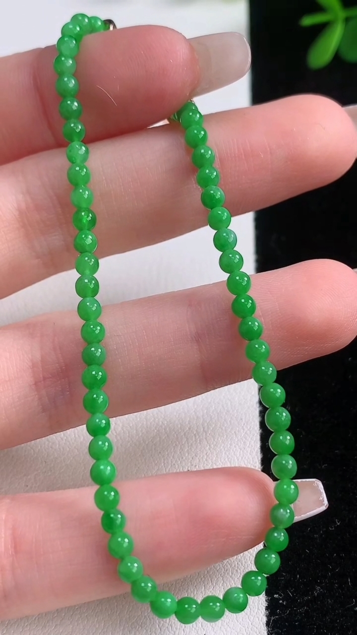 天然A货翡翠小米珠手串，尺寸3-56颗，重量:4.46g12月21日
工厂直销收藏佳品,种好水足，色泽均匀，有种有色，上手高大气！