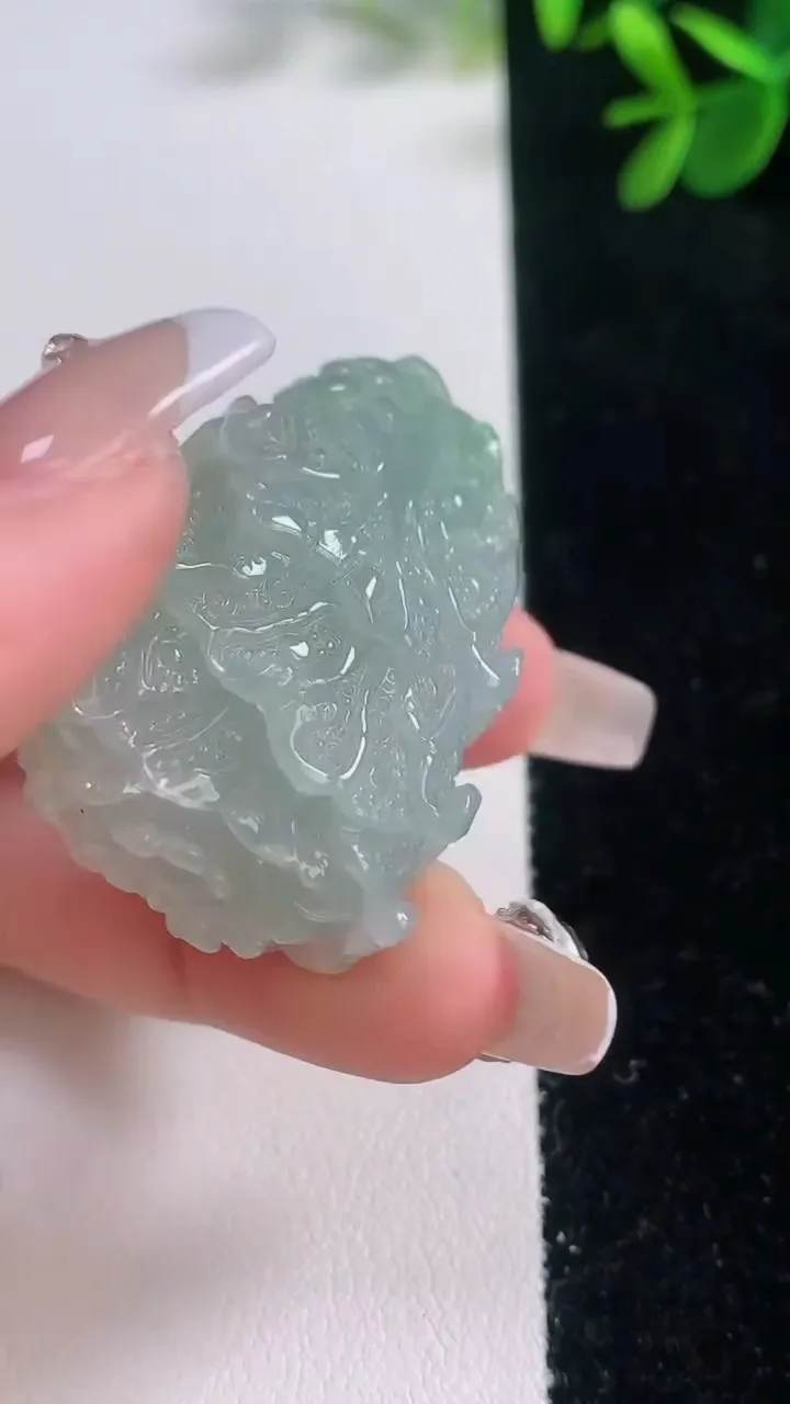 天然A货翡翠白菜吊坠，尺寸42-28-16.7，重量:28.80g
12月21日