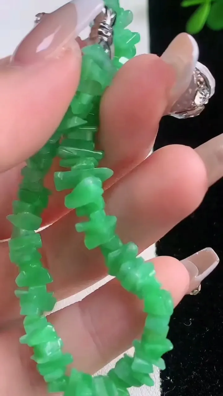 天然A货翡翠原石手串，尺寸5.8-3.5-2.6，重量:10.27g12月21日
工厂直销收藏佳品,