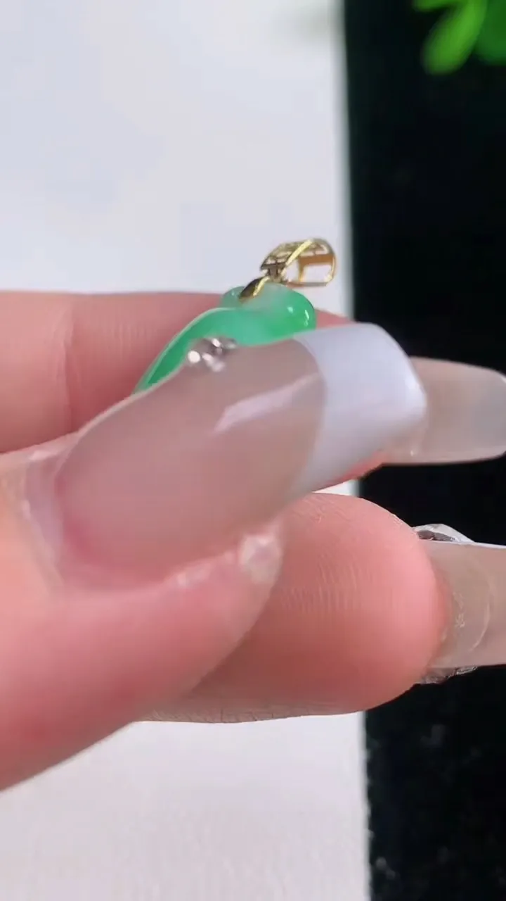 天然A货翡翠福瓜吊坠，尺寸27-14.2-8.4，重量6.04g
12月21日