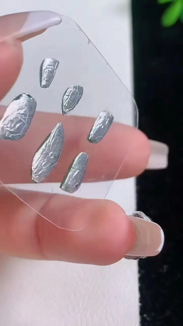 天然A货翡翠随形镶嵌件一手，尺寸13.3-5-1.9，重量:1.24g
12月21日