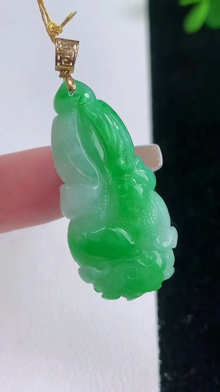 天然A货翡翠白菜吊坠，尺寸32-16.7-6.7，重量:8.08g
12月21日