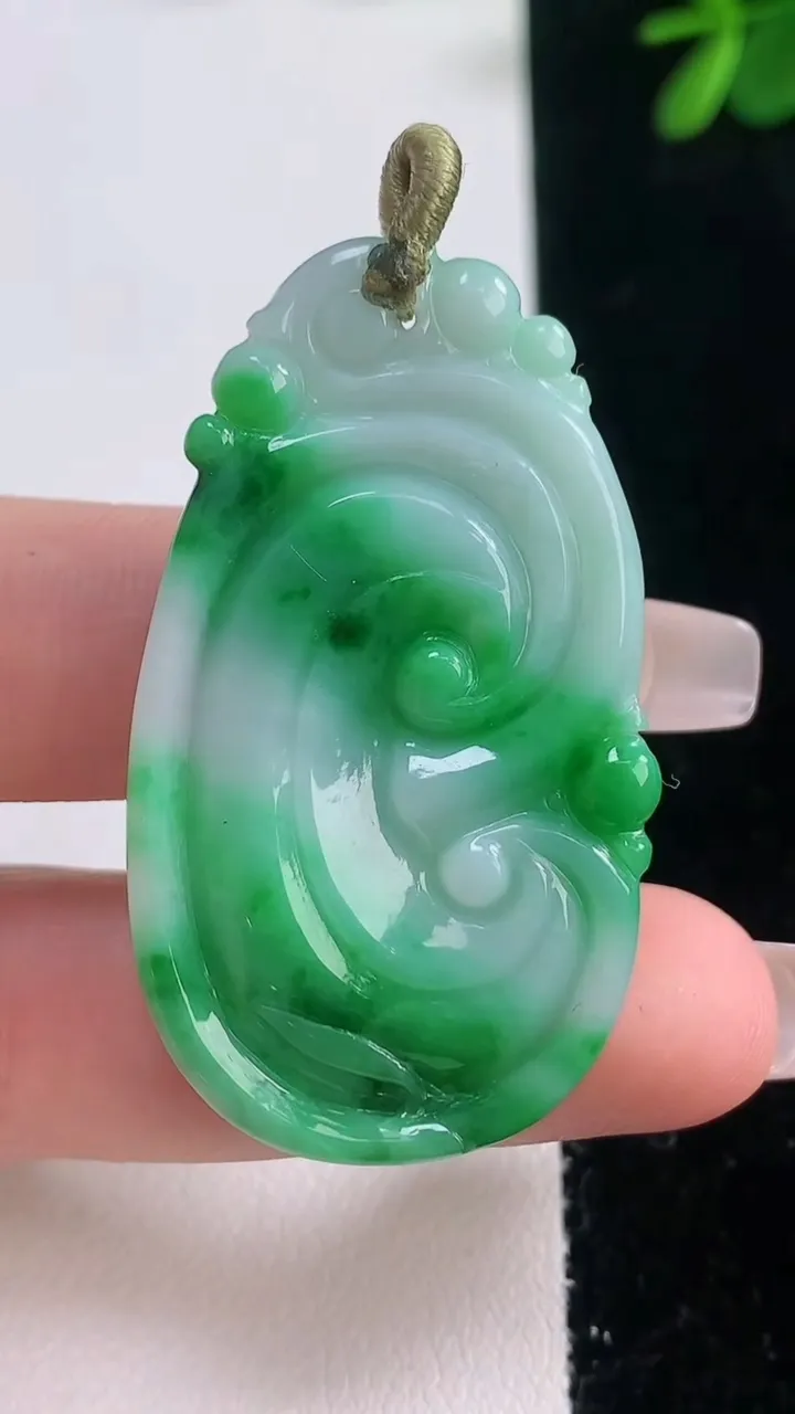 天然A货翡翠如意吊坠，尺寸46-25.8-6，重量:13.38g
12月21日