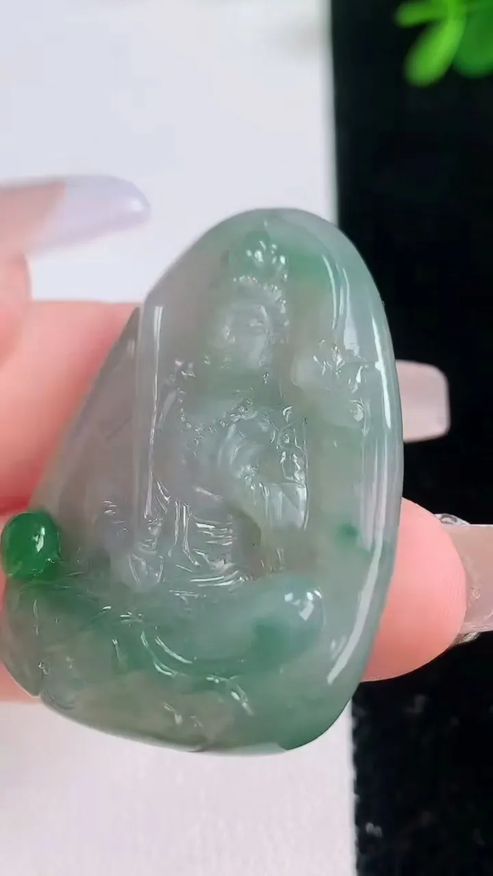 天然A货翡翠虚空藏菩萨吊坠，尺寸40.6-28-5.6，重量:13.75g
12月21日