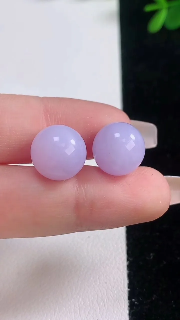 天然A货翡翠紫罗兰圆珠镶嵌件一对，尺寸12，重量:6.32g12月21日
工厂直销收藏佳品,种好水足，色泽均匀，有种有色，上手高大气！