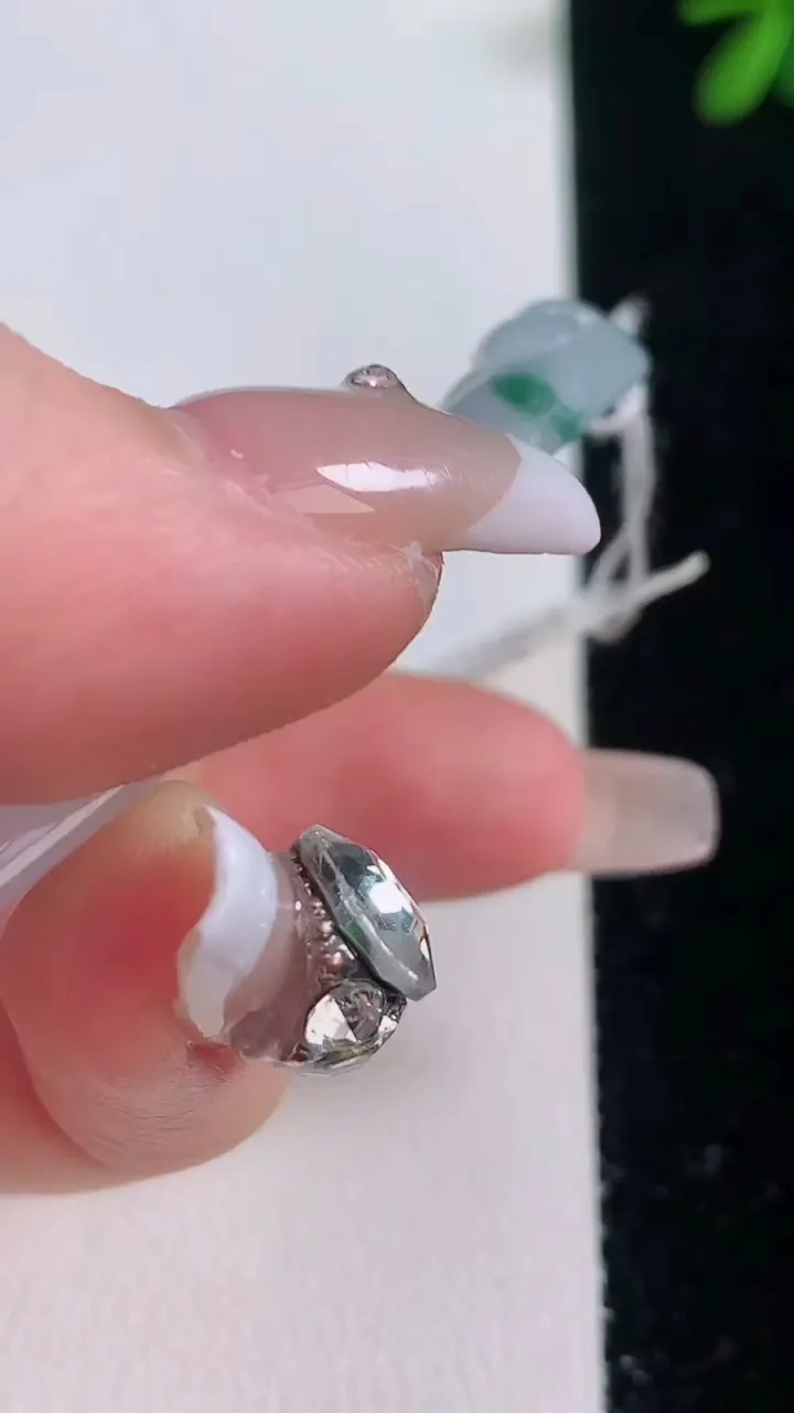 天然A货翡翠冰种飘花大日如来吊坠，尺寸64.2-34-7.3，重量:31.75g
12月21日