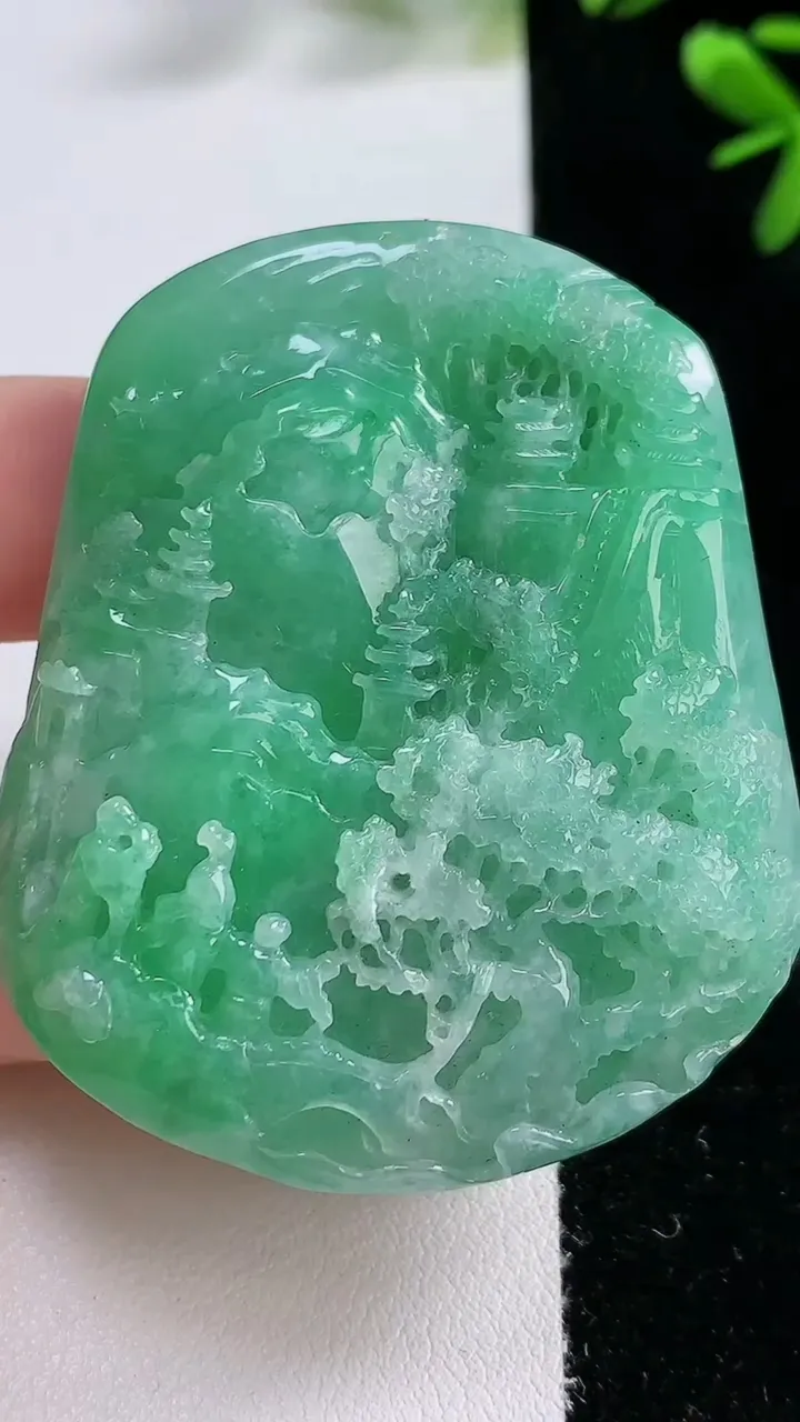 天然A货翡翠山水牌吊坠，尺寸55-46-12，重:54.33g
12月21日