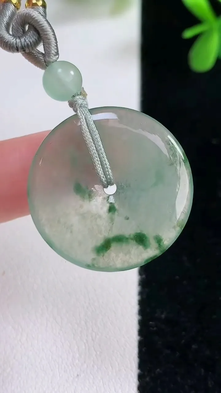 天然A货翡翠冰种飘花平安扣吊坠，尺寸25.8-3.4，重:4.66g
12月21日