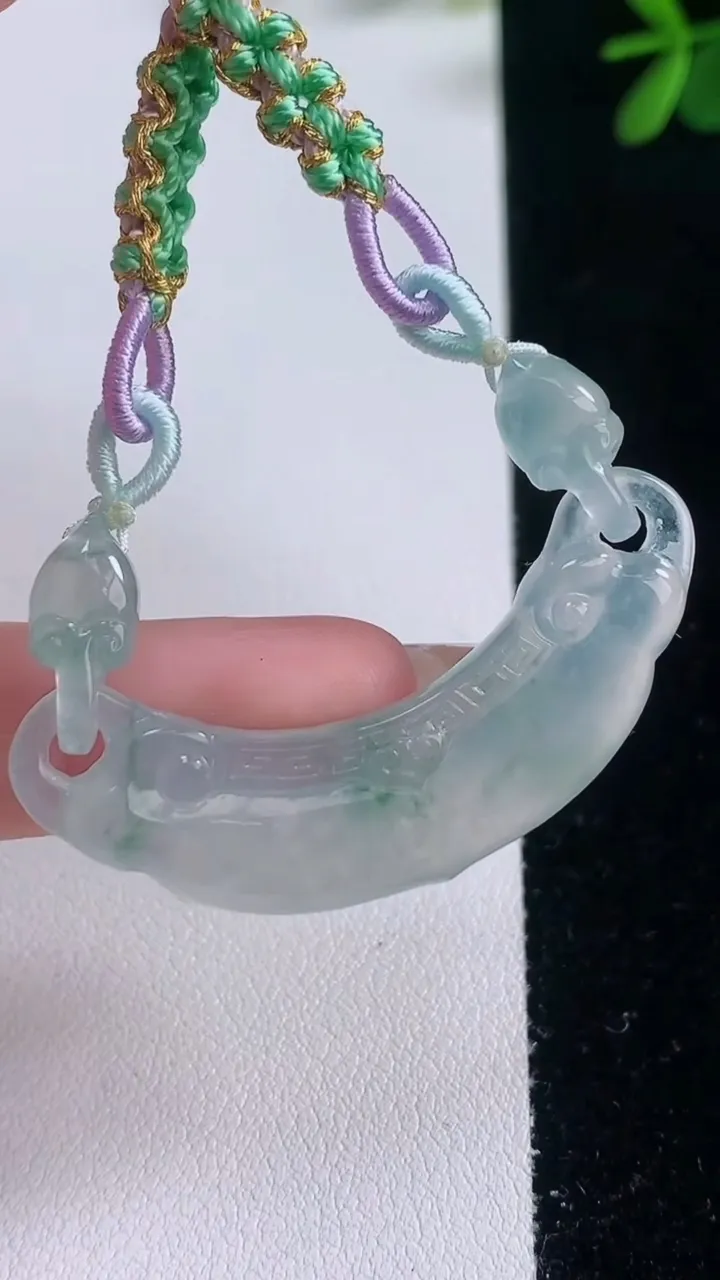 天然A货翡翠冰种飘花如意锁手绳，尺寸11-47.7-5.4，重量:10.77g
12月21日