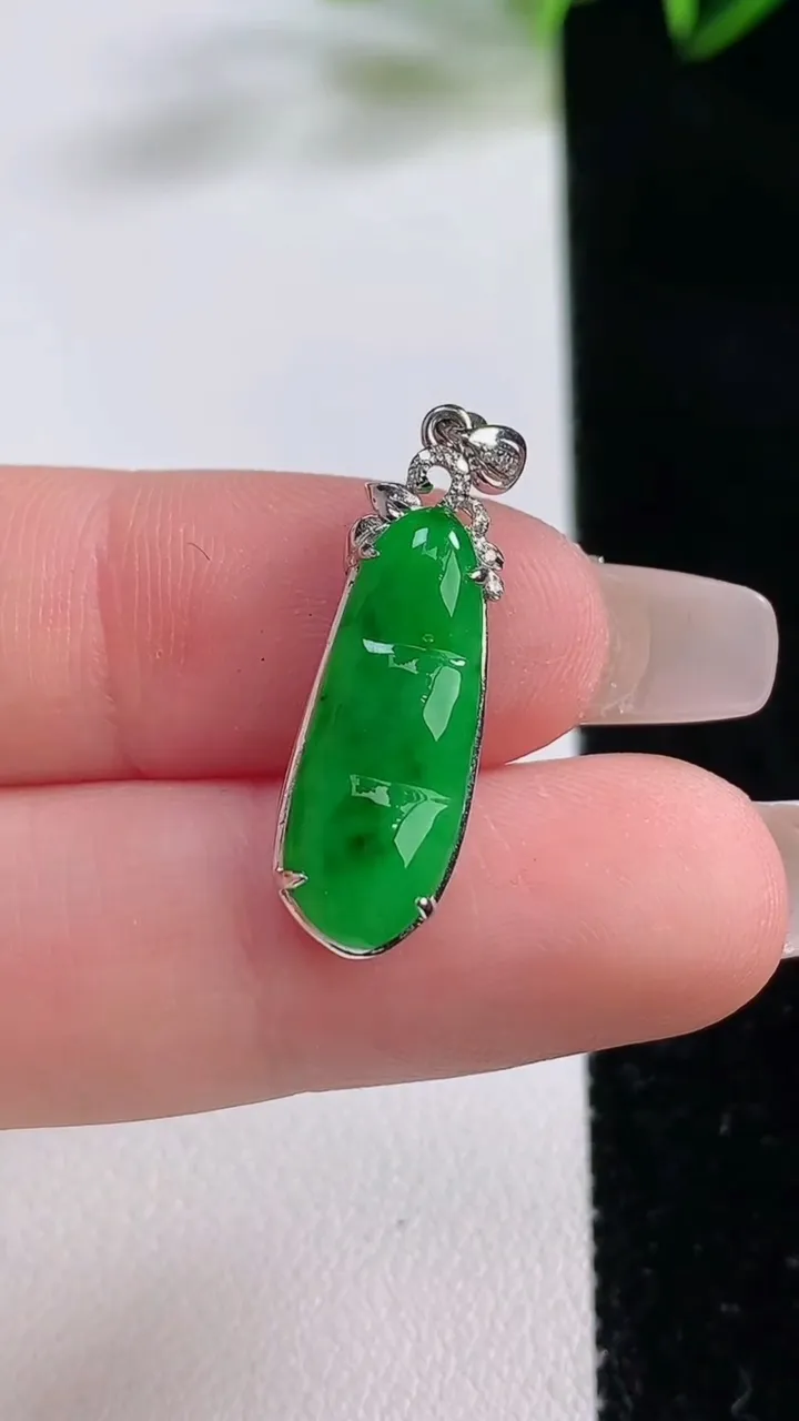 天然A货翡翠福豆吊坠，尺寸27.3-8.3-4.6，裸石20-7.3重:1.72g
12月21日