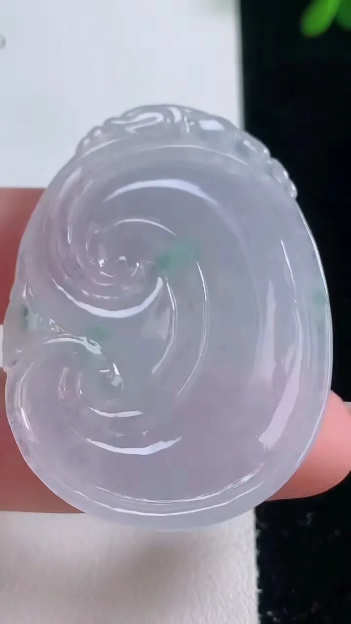 天然A货翡翠如意吊坠，尺寸47.4-34.7-5.6，重量:16.61g
12月21日